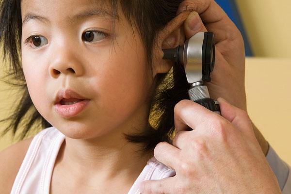 Dùng muối và tất sạch - Cách chữa viêm tai giữa cho trẻ cực hiệu quả hh3