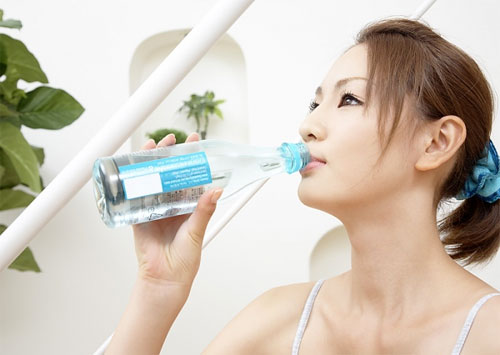 Bí quyết để có làn da đẹp vào mùa đông u%E1%BB%91ng%20nhi%E1%BB%81u%20n%C6%B0%E1%BB%9Bc%201
